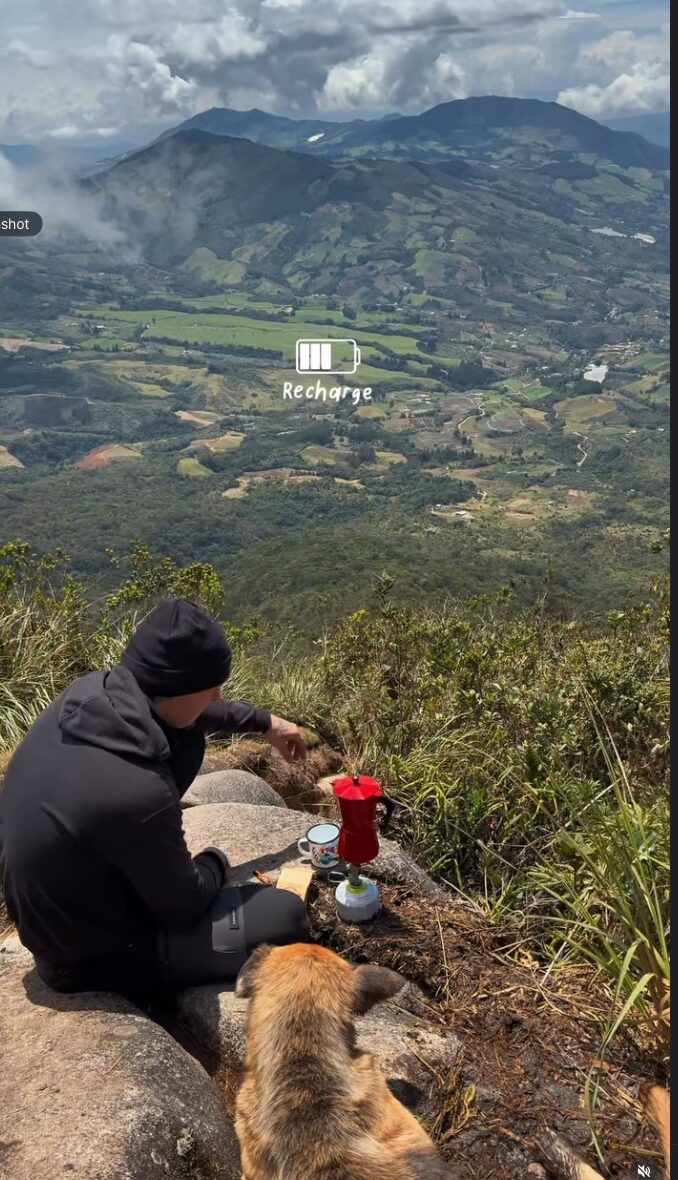 Café en la montaña · estufa, taza humeante y montañas al fondo