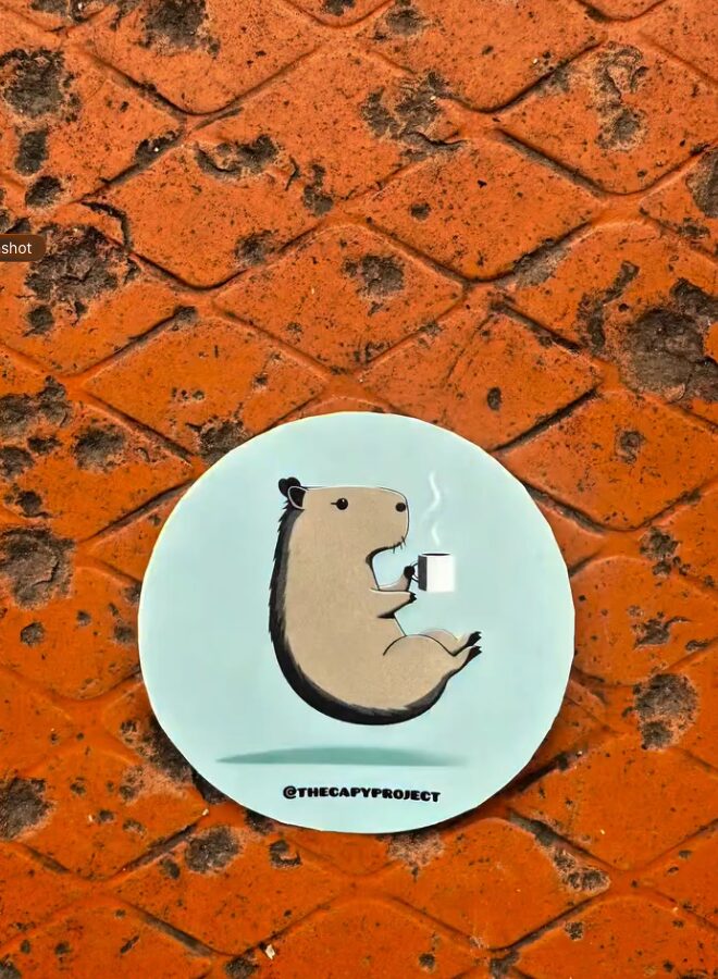 Mascota capibara de Café Rev sobre baldosa de terracota